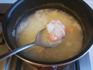 12、蔬菜虾仁粥,虾仁煮熟即可。