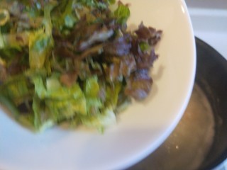 14、蔬菜虾仁粥,倒入蔬菜。