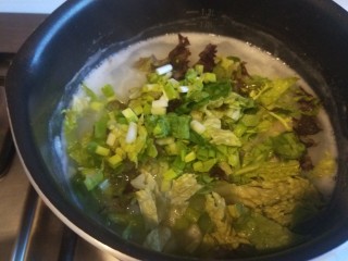 15、蔬菜虾仁粥,倒入香葱。