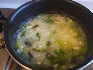 16、蔬菜虾仁粥,搅拌均匀即可食用。