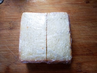8、紫薯肉松三明治,裹上保鲜膜，尽量压紧实一些再切哦~