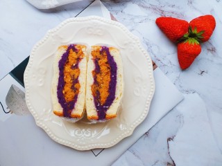 9、紫薯肉松三明治,成品图。