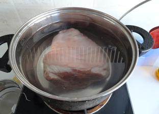 1、冰糖肘子,肘子冷水入锅，烧开水煮10分钟，煮去血沫杂质