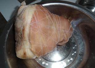 2、冰糖肘子,捞出的肘子用棉线来个五花大绑，定型