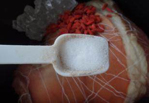 4、冰糖肘子,加适量盐调味