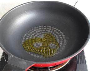 6、冰糖肘子,锅中倒少许油，烧3成热