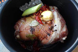 8、冰糖肘子,炒好的香料倒入高压锅，加适量开水，压45分钟