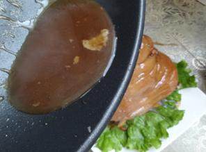 10、冰糖肘子,倒在装盘的肘子上即可