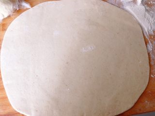 7、全麦香葱花卷,取一份擀成薄片,另一半盖好,不然表皮会干