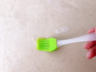 8、全麦香葱花卷,在面片上刷油