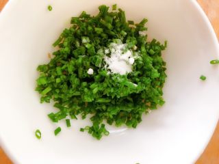 12、全麦香葱花卷,准备葱花,切碎加一点小苏打