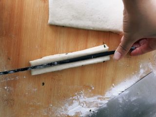 19、全麦香葱花卷,用筷子压一下