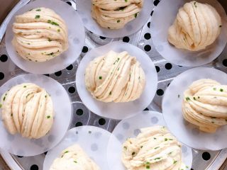 23、全麦香葱花卷,全部做完放蒸锅里发酵至两倍大,凉水开锅蒸15分钟,闷5分钟,蒸的时间根据自己做的花卷的大小