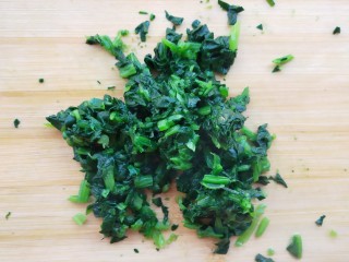 2、菠菜豆渣饼,焯好的菠菜挤干水分后剁碎。