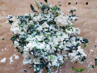 3、菠菜豆渣饼,放入豆腐，直接用手捏碎与菠菜搅拌均匀。