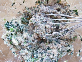 5、菠菜豆渣饼,放入黑麦粉，搅拌均匀。