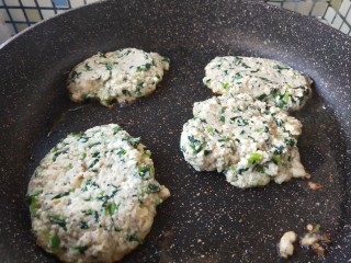 8、菠菜豆渣饼,搅拌均匀后放入不沾锅里煎制。