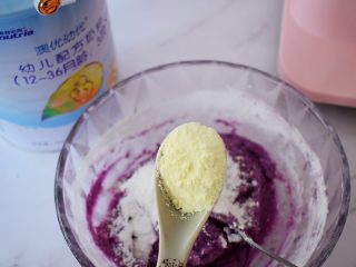 8、奶香紫薯饼,加入澳优爱优3段奶粉