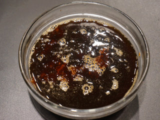 1、红糖汤圆,红糖用少量开水融化待用