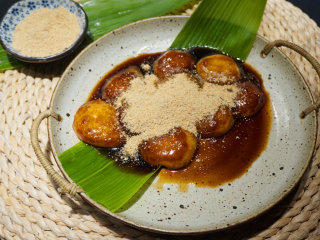 3、红糖汤圆,一盘软糯香甜的红糖汤圆就大功告成了，赶紧美美的享用吧