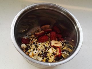 2、杂粮粥,把原料分别淘洗干净，全部放进最大的不锈钢容器中，加入适量水。饭盒机体内加水至最高水位线以下。