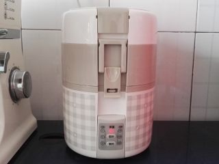 3、杂粮粥,把不锈钢容器放入机体内，盖上盖，两边扣上。插上电源，按定时键6次，灯10、20、30都亮，表示煮粥时间为60分钟。