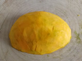 2、玉米南瓜粥,南瓜去皮。