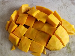 3、玉米南瓜粥,切丁。