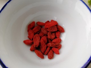 4、玉米南瓜粥,放一点枸杞子