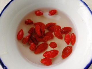 5、玉米南瓜粥,凉水泡两分钟洗去浮灰（不要用热水洗）