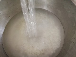 6、玉米南瓜粥,半杯大米加清水。