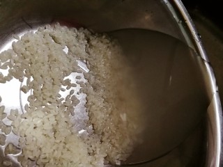 7、玉米南瓜粥,洗2遍洗去浮灰。（不要用力搓，会使米的营养流食）