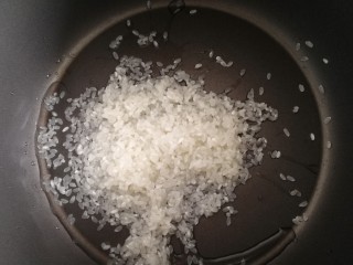 8、玉米南瓜粥,洗净的米倒入锅里。