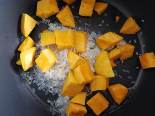 9、玉米南瓜粥,放入南瓜丁。