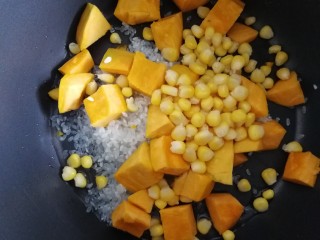 10、玉米南瓜粥,放入甜玉米粒。