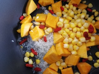 11、玉米南瓜粥,放入枸杞子。