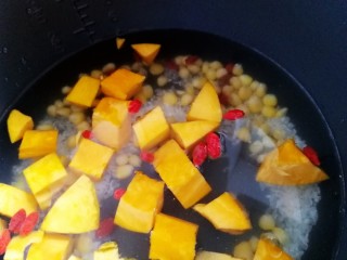 12、玉米南瓜粥,加到水位线高度的清水