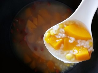 14、玉米南瓜粥,香甜的味道。