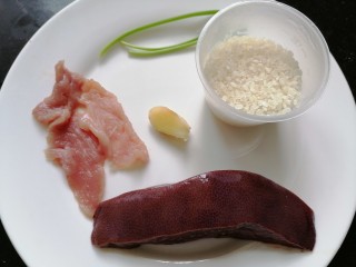 1、猪肝瘦肉粥,准备好所需材料