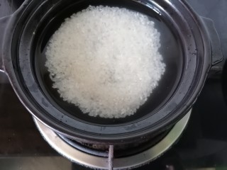 3、猪肝瘦肉粥,开始煮粥