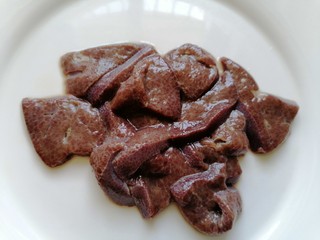 4、猪肝瘦肉粥,猪肝切成薄片并清洗干净