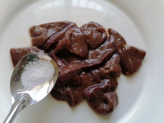 5、猪肝瘦肉粥,加入少许盐调味