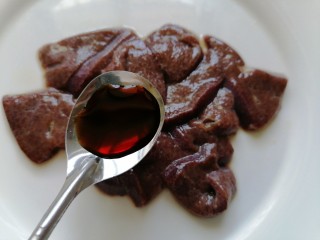 6、猪肝瘦肉粥,加入一勺生抽提鲜