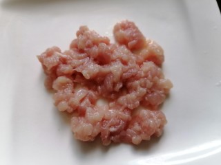 8、猪肝瘦肉粥,肉洗干净剁成肉末