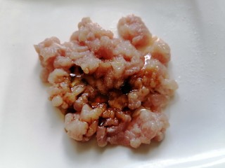 9、猪肝瘦肉粥,放入盐和生抽将肉末腌制十五分钟