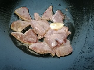 10、猪肝瘦肉粥,锅内放油烧热放入猪肝