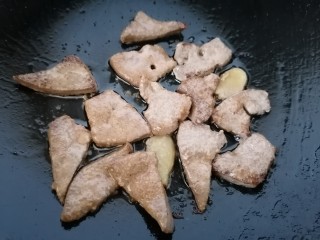 11、猪肝瘦肉粥,翻炒至猪肝变色盛出