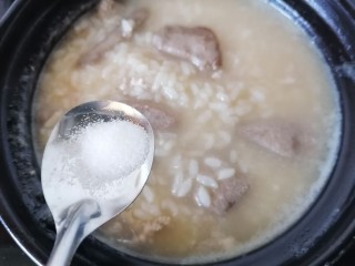 15、猪肝瘦肉粥,加入适量盐调味