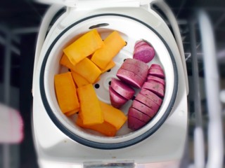 3、紫薯南瓜糯米糕,将南瓜去皮切成小块，将紫薯直接切成小块（紫薯我没有去皮哦，因为我家的刮刀去的皮太厚，太浪费了，所以我都是蒸熟了之后再去皮），放在蒸锅上蒸。