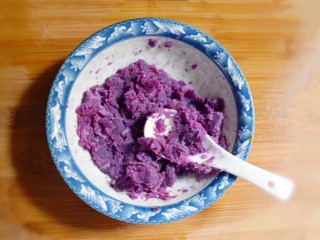 6、紫薯南瓜糯米糕,趁热(热的时候，白糖比较容易融化)用勺子捣成泥，备用。